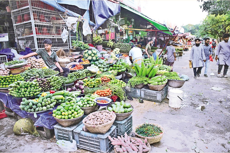The traders of Hatirpool Kitchen Market passing an idle time due to lack of customers on Friday. The capital's essential commodity hubs are yet to return to their usual business following a ten-day Eid-ul-Azha holiday that ends today (Saturday). — FE Photo