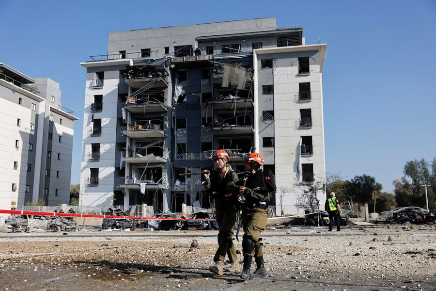 Israeli soldiers work at an impact site following Iran's missile strike on Israel, in Be'er Sheva, Israel, June 20, 2025.