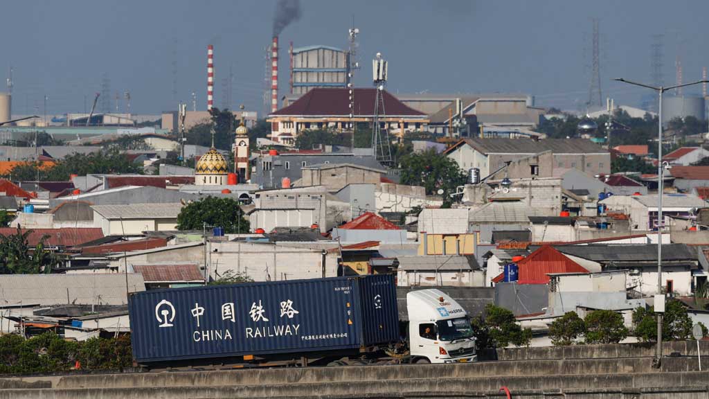 A container truck is seen at the Tanjung Priok Port, following the announcement that US President Donald Trump would impose tariffs of 32% on goods from Indonesia, in North Jakarta, Indonesia, Jul 8, 2025. REUTERS/Ajeng Dinar Ulfiana
