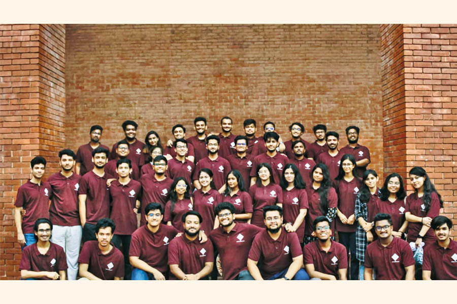 IUT Career and Business Society students who organised the competition 'INTERN'