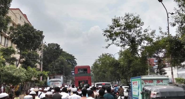 Public transport sparse as battery-run rickshaws clog Dhaka traffic amid Jamaat rally