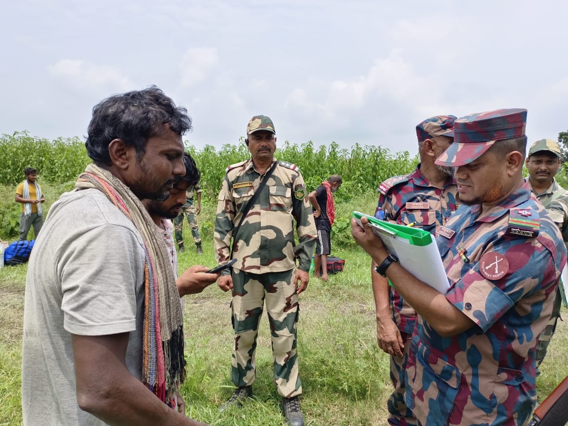 BSF hands over 17 Bangladeshi nationals