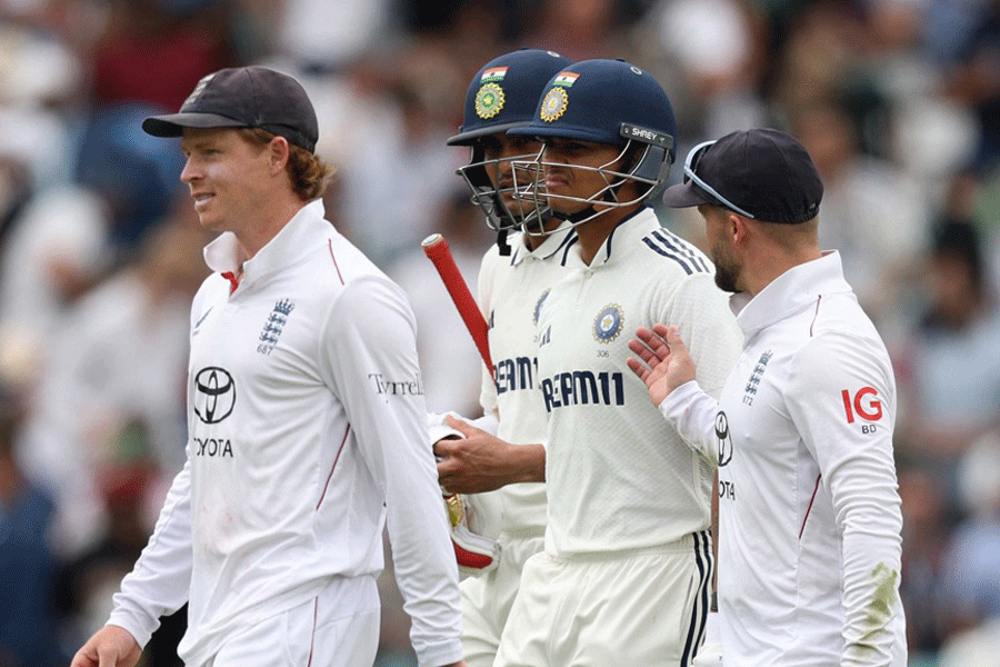 England's Ben Duckett speaks to India's Yashasvi Jaiswal as they walk off at lunch - International Test Match Series - Fifth Test - England v India - Kia Oval, London, Britain - Aug 2, 2025.