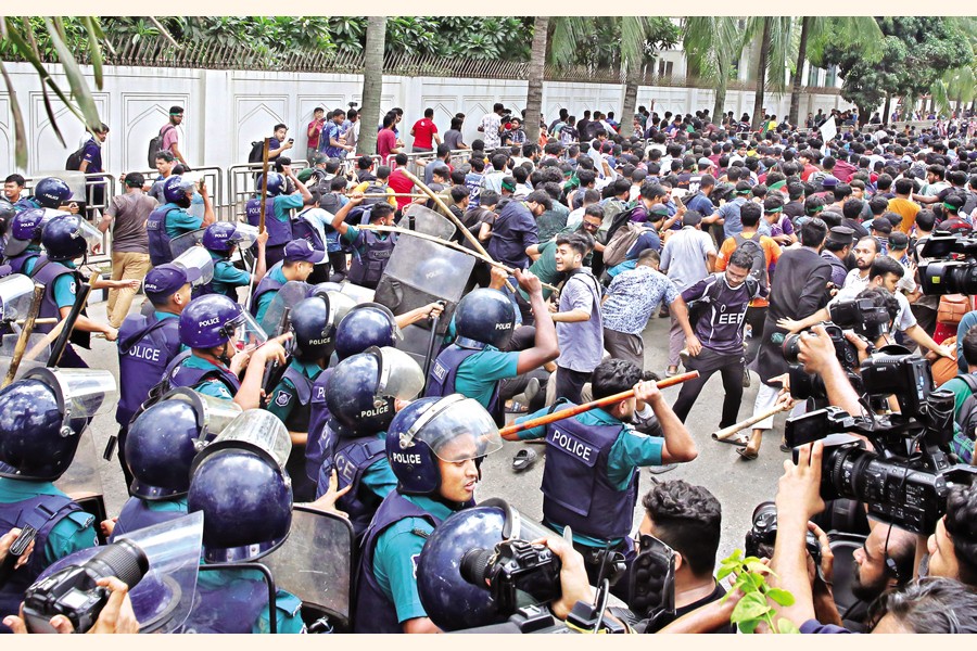 Police baton-charge students of Bangladesh University of Engineering and Technology (BUET) as they attempt to march to the residence of the Chief Adviser on Wednesday to press home their three-point demand, including not allowing the use of the title 'engineer' before the names of diploma engineers. — FE Photo by K Asad-Uz-Zaman