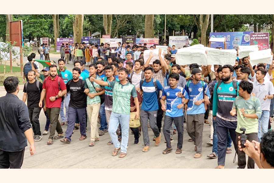 Rajshahi University (RU) engineering students start their procession from RU's ZabirIbn-e-Hayyan building on Thursday before blocking the main university gate and the adjacent highway- FE Photo