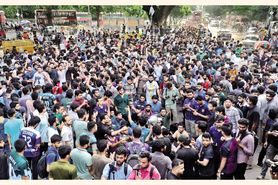 Dhaka University students staged demonstration on the campus on Monday, as the High Court suspended the DUSCU electoral and voter list finalisation process. — FE Photo