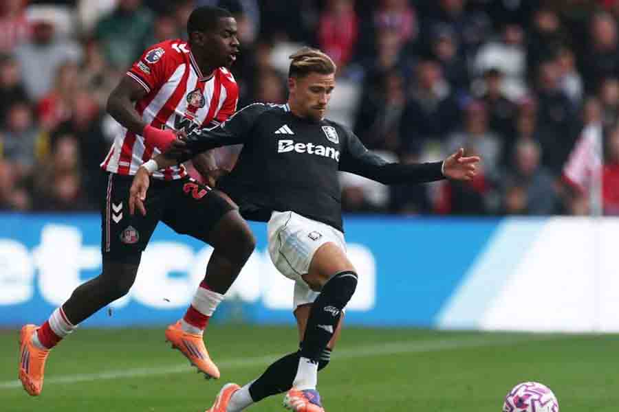 Premier League - Sunderland v Aston Villa - Stadium of Light, Sunderland, Britain - Sept 21, 2025 Sunderland's Noah Sadiki in action with Aston Villa's Matty Cash Action Images via Reuters/Lee Smith