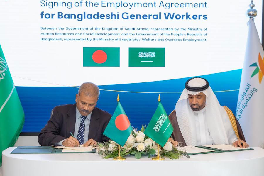 Bangladesh Expatriates Welfare and Overseas Employment Adviser Dr. Asif Nazrul and Saudi Human Resources and Social Development, Minister Engineer Ahmed bin Sulaiman Al-Rajhi signed a landmark agreement in Riyadh on the recruitment of general workers. Photo: Ministry