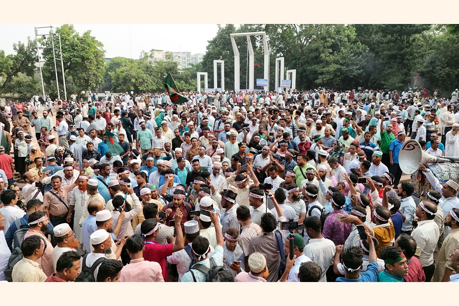 Teachers of MPO-listed educational institutions staged demonstrations at the Central Shaheed Minar in the capital on Thursday, pressing home their demands including a 20 per cent hike in housing allowance. — FE Photo