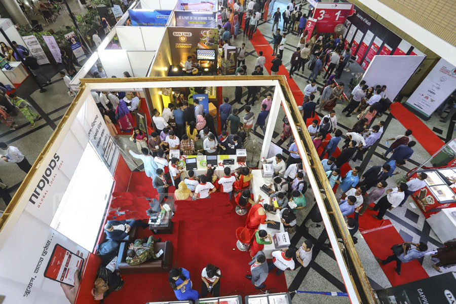 Job-seekers crowd at a job fair in Dhaka —bdnews24.com photo