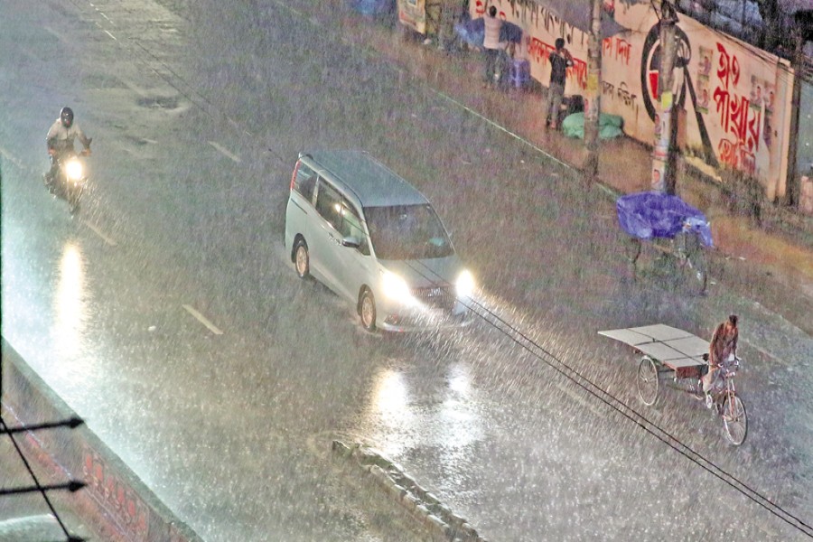 Abrupt rainfall on Saturday evening lands city dwellers in big trouble. The heavy rain also caused waterlogging in a number of low-lying areas. The photo was taken in the Paltan area of Dhaka. — FE Photo