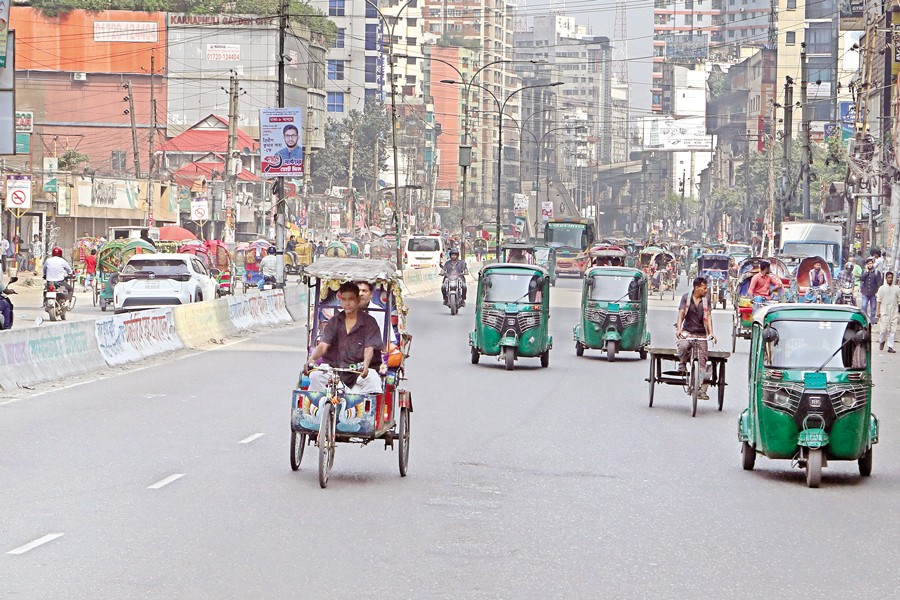 A thin presence of vehicles marks the 'Dhaka Lockdown' programme observed by the Awami League in the capital on Thursday. The photo was taken at Shantinagar. — FE Photo