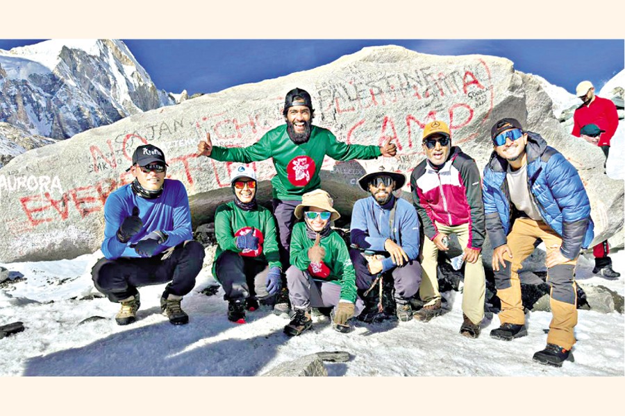 Atanaaz Hayat Chowdhury (Ana) with her team — Photo: The Altitude Hunter
