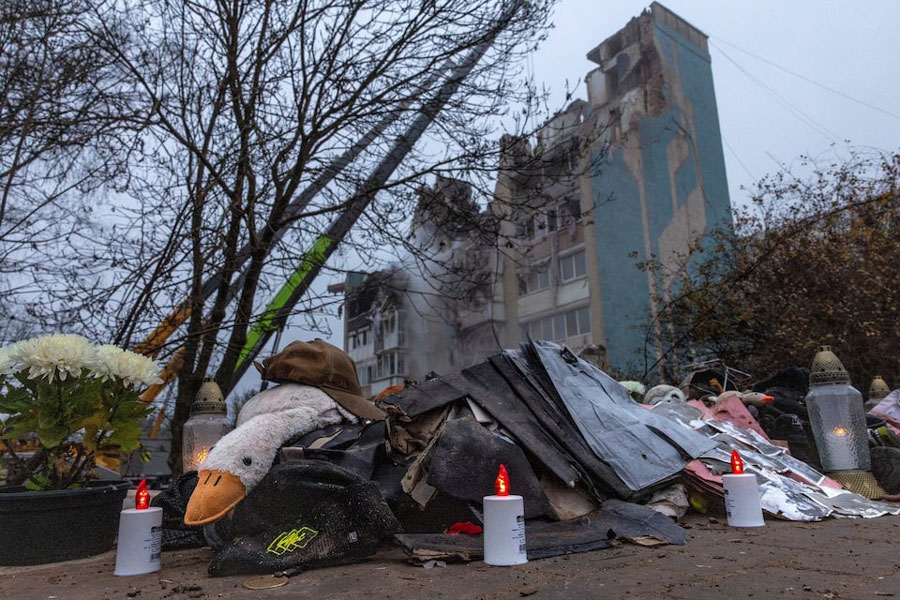 Electric candles glow at a makeshift memorial in front of an apartment building that was hit yesterday by a Russian missile, amid Russia's attack on Ukraine, in Ternopil, Ukraine November 20, 2025.