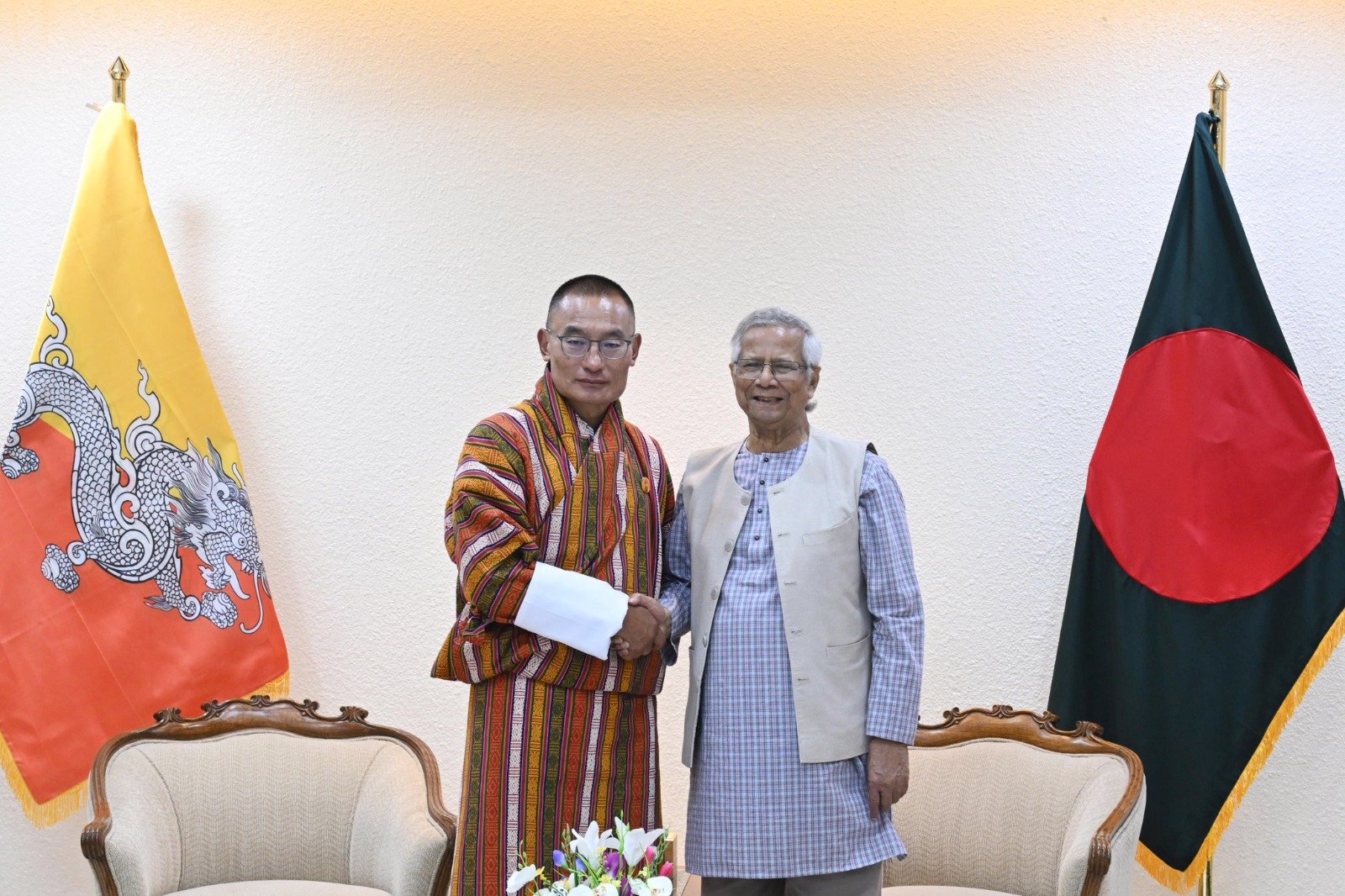 Chief Adviser Professor Muhammad Yunus welcomed visiting Bhutanese Prime Minister Tshering Tobgay n his arrival at the Chief Adviser's Office in Dhaka today. Photo: CA's Press Wing