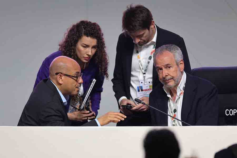 COP30 President Andre Correa do Lago talks with Executive Secretary of the United Nations Framework Convention on Climate Change (UNFCCC) Simon Stiell before the plenary session during the UN Climate Change Conference (COP30), in Belem, Brazil, November 22, 2025.