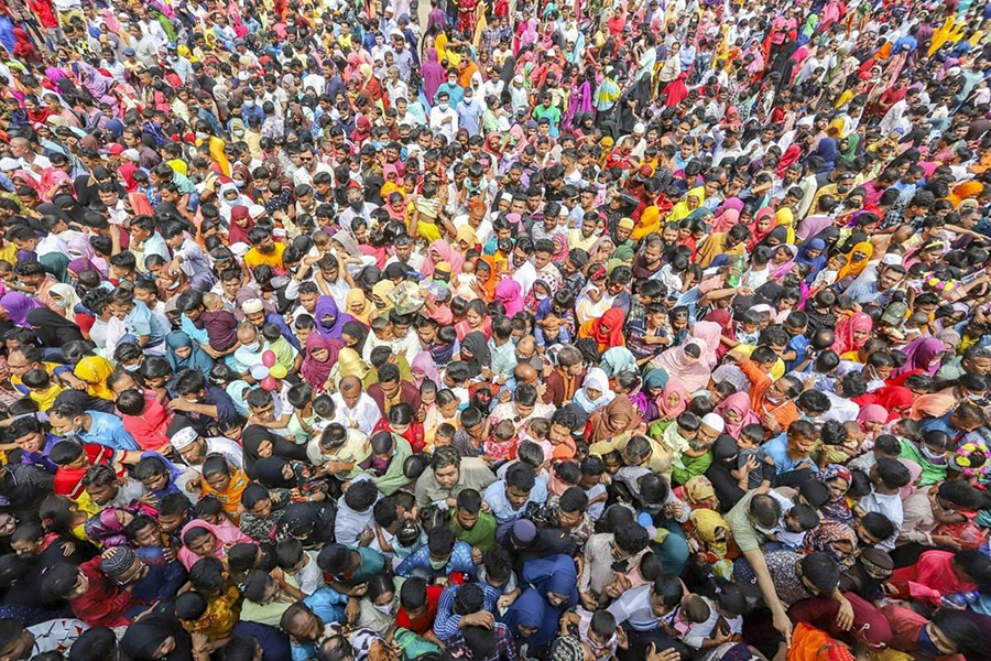Thousands throng Bangladesh National Zoo in the capital’s Mirpur area to mark Eid-ul-Fitr festivities — File photo