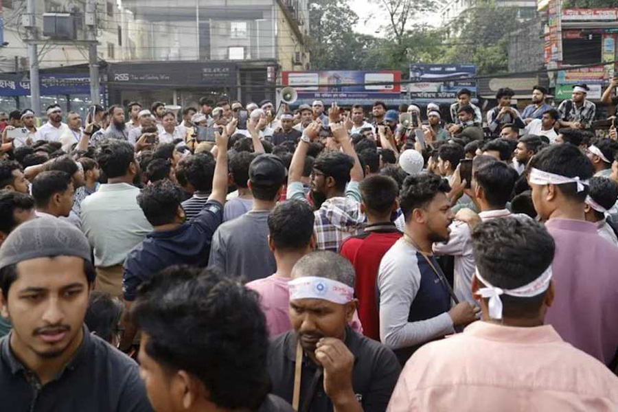 Mobile phone traders block Pragati Sarani to protest unauthorised handset ban