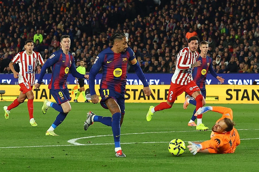 FC Barcelona's Raphinha scores their first goal against Atletico Madrid during the LaLiga match at Spotify Camp Nou, Barcelona, Spain on December 2, 2025 1 Reuters photo
