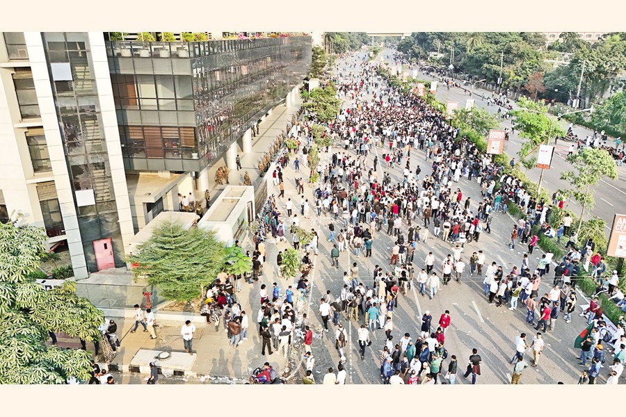 Mobile phone traders block the road in front of the Bangladesh Telecommunication Regulatory Commission headquarters in Dhaka on Sunday, demanding reforms to the National Equipment Identity Register. — FE Photo
