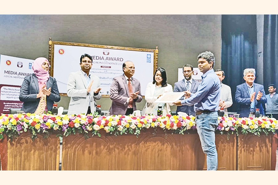 Information and Broadcasting Secretary Mahbuba Farjana handing over the Media Award on Judicial Independence 2025 to Mohammad Gulam Rabbani of The Financial Express at a ceremony in the capital on Wednesday. — FE Photo