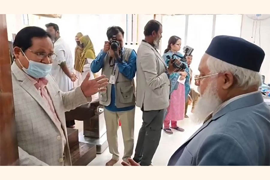 MMCH doctor (L) is seen in an argumentative posture while talking to DG of health services.