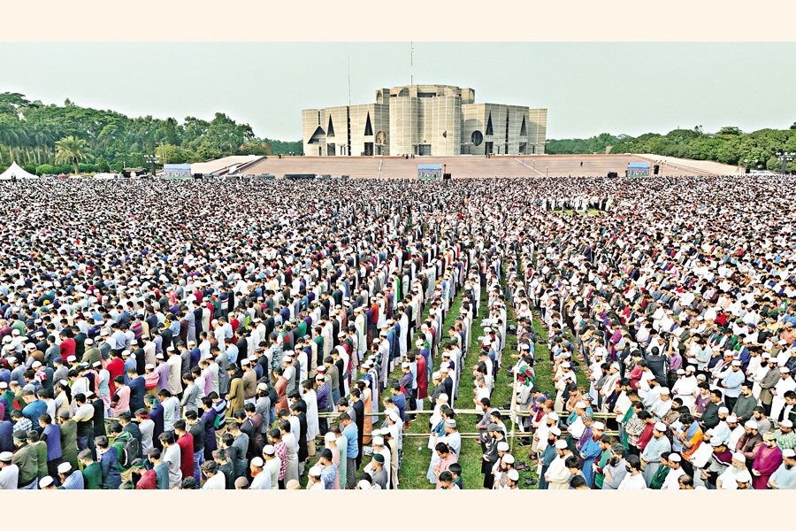 Hundreds of thousands of people from different backgrounds converge on the South Plaza of Jatiya Sangsad to attend the namaz-e-janaza of Sharif Osman Hadi, spokes person of Inqilab Mancha — FE Photo by K Asad-Uz-Zaman