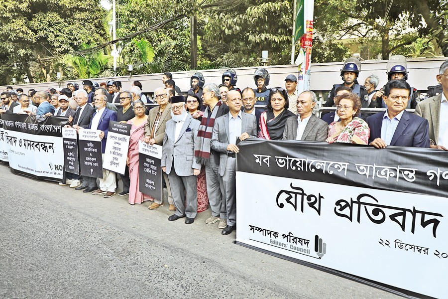 A partial view of a human chain formed by a cross-section of people, including journalists and businessmen, in front of the Pan Pacific Sonargaon, Dhaka, to protest recent mob attacks on media houses, organised jointly by NOAB and Editors’ Council on Monday. — FE Photo by Shafiqul Alam