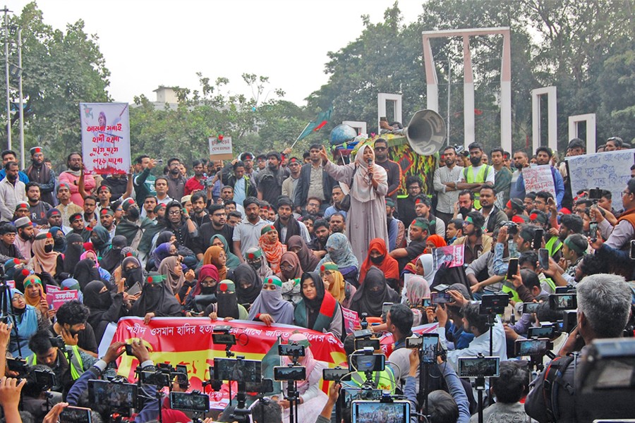 Inqilab Moncho staged demonstrations at the Central Shaheed Minar in the capital on Monday, calling for immediate arrest and speedy trial of Osman Hadi's killers. — Focus Bangla