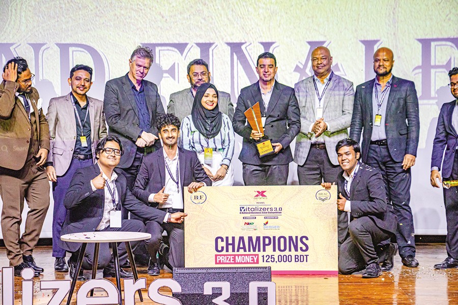 Winners of Vitalizers 3.0 with the finale guests and organisers held at BRAC University in Dhaka recently
