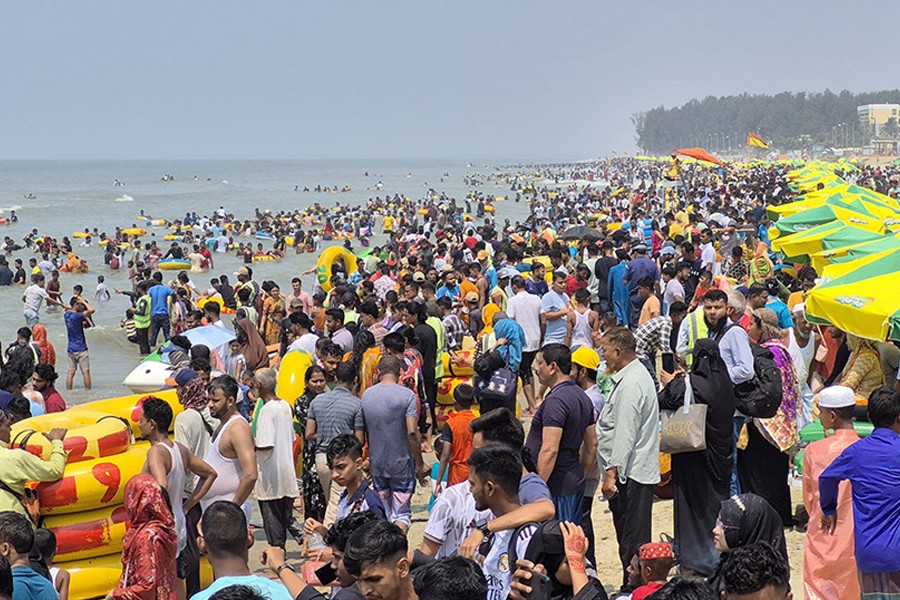 Hundreds of thousands of tourists throng Cox's Bazar to mark New Year's Eve. The photo was taken on Wednesday — FE Photo