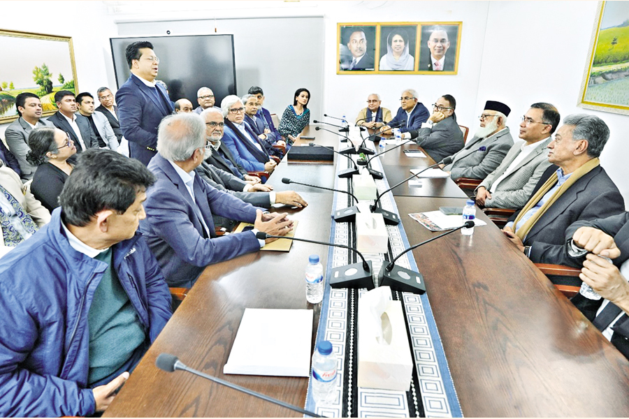 A group of the country's leading business leaders meet BNP acting chairman Tarique Rahman at the party chairperson's office in the capital's Gulshan on Sunday. — Focus Bangla