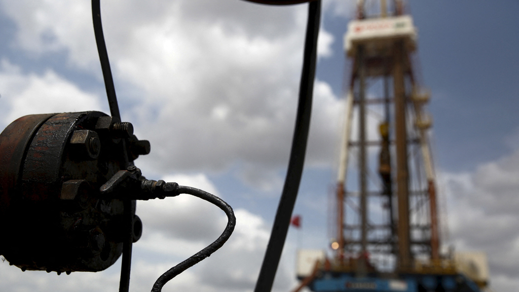 Crude oil drips from a valve at an oil well operated by Venezuela's state oil company PDVSA, in the oil rich Orinoco belt, near Morichal at the state of Monagas April 16, 2015. REUTERS