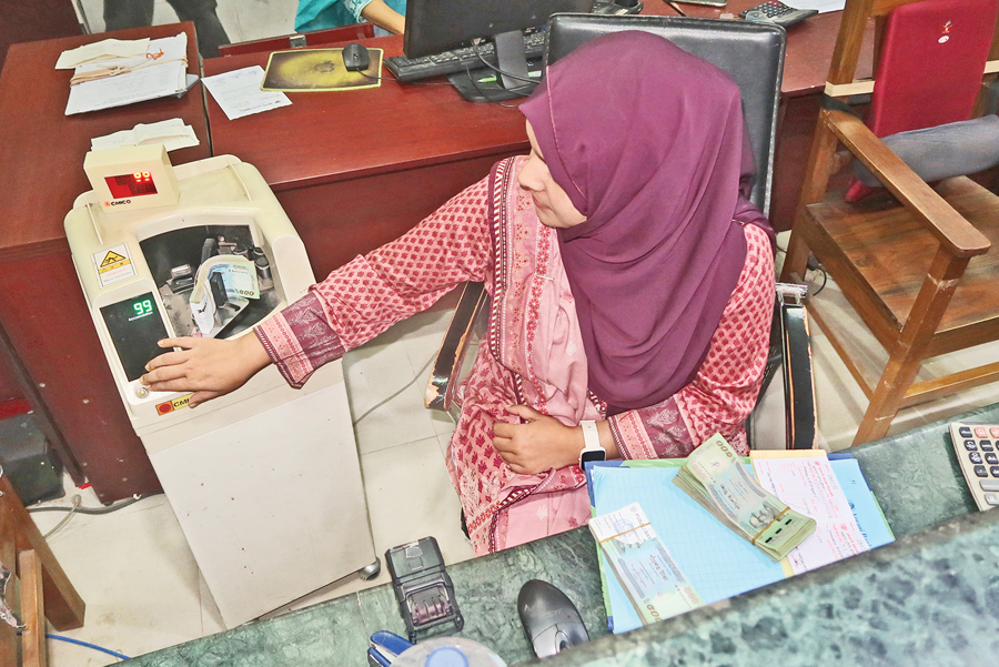 A bank staffer counting bank notes at a bank branch in Dhaka —FE File Photo