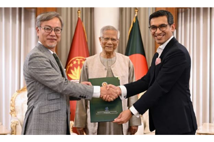 Chief Adviser Professor Muhammad Yunus witnessed the signing ceremony of the MoU between MIDA and SPF held the at the State Guest House Jamuna this afternoon. Photo: CA's Press Wing