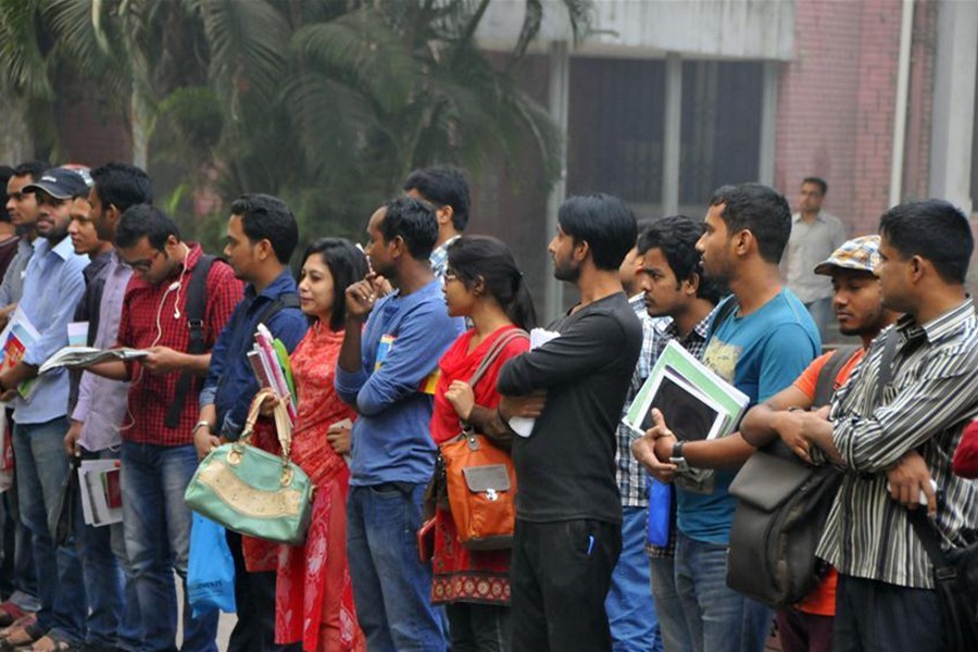 A queue of youths is seen outside the Central Public Library in the capital city on December 1, 2015. Every day, thousands of students and job seekers use the library for their study and work — Xinhua file photo