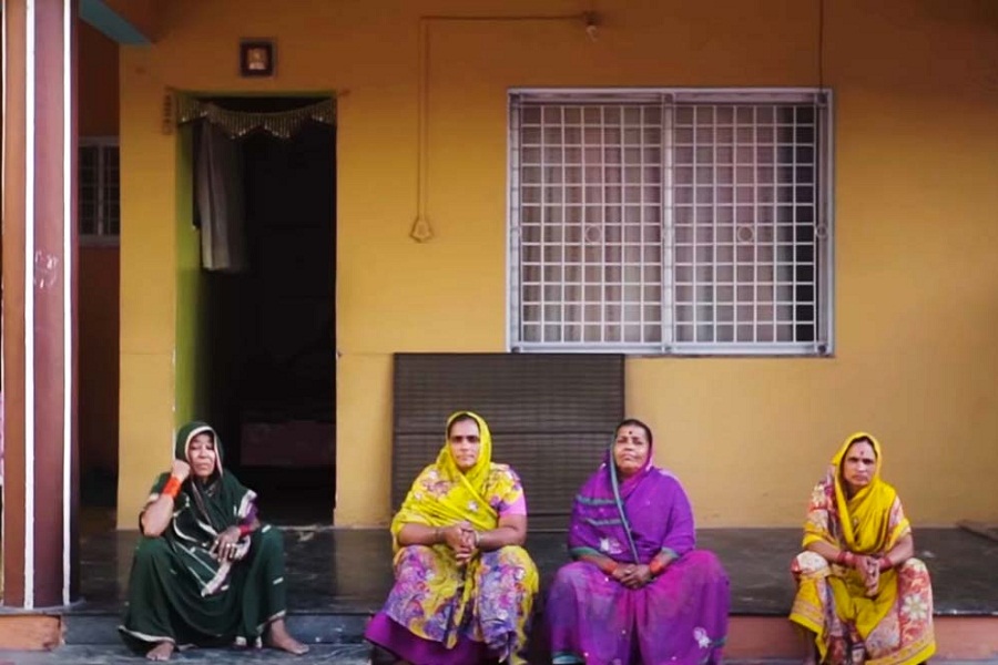 গ্রামের দরজাবিহীন একটি বাড়ি