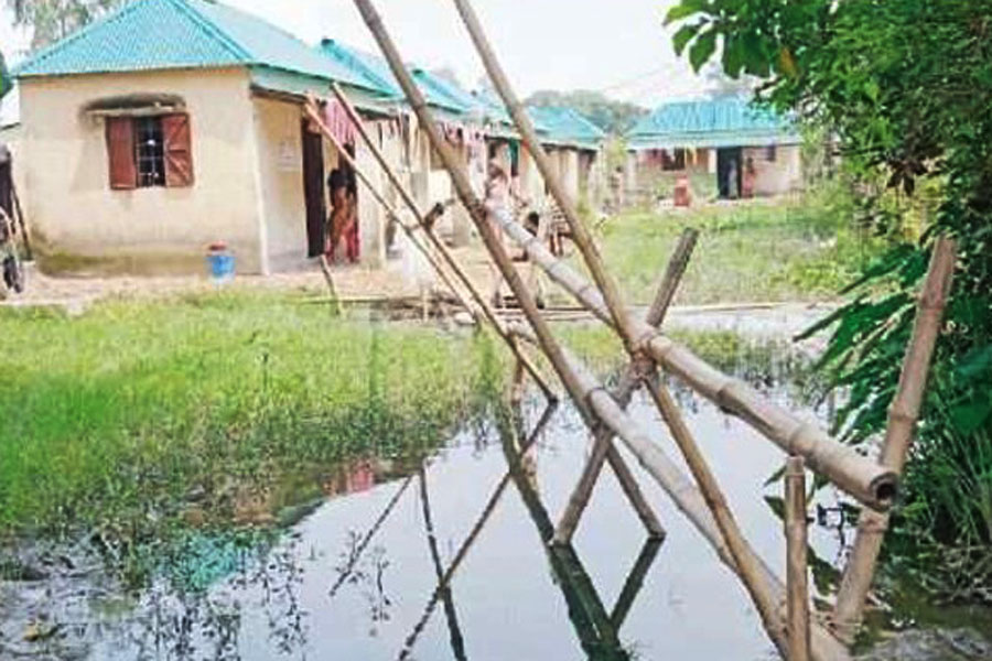 Inhabitants of the Ashrayan Project built on marshy land use a foot-over bridge made of bamboo to reach their houses at Sridhampur under Bodolpur union in Ajmiriganj upazila of Habiganj district — FE photo