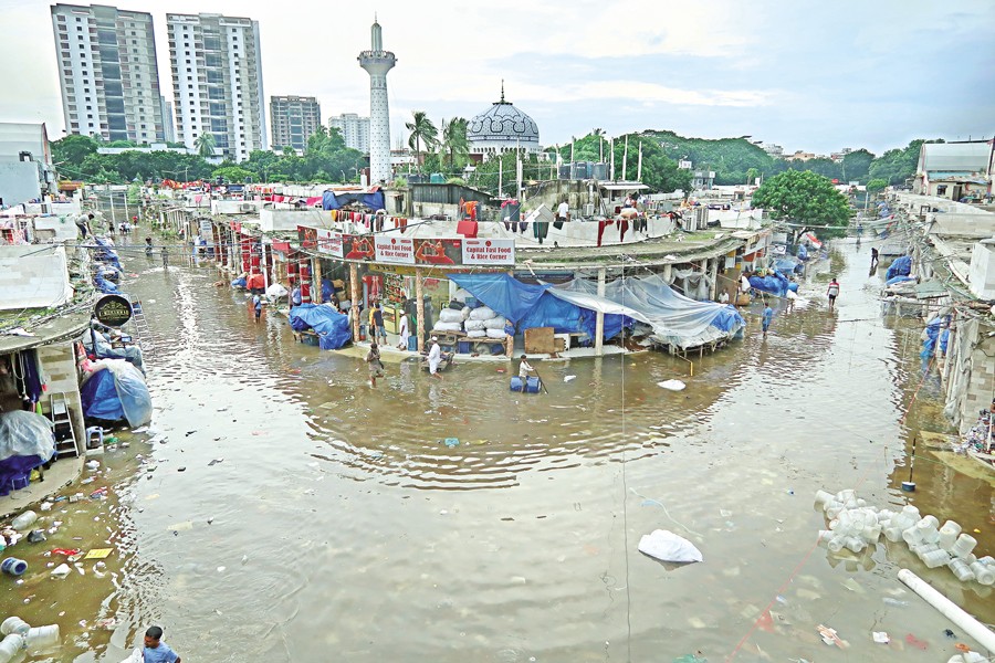 The city experienced torrential downpour on last Thursday night, causing waterlogging in many areas. Even on Friday, the New Market continued to grapple with stagnant rainwater. — FE photo