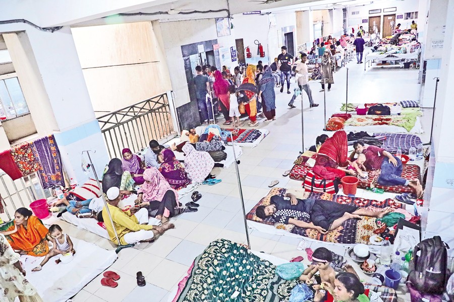Mugda Medical College Hospital in Dhaka is grappling with an influx of dengue patients, leading to a shortage of vacant beds and necessitating treatment on the hospital floors. This alarming situation shows no immediate signs of improvement in the near future. The photo was taken on Monday. — FE photo