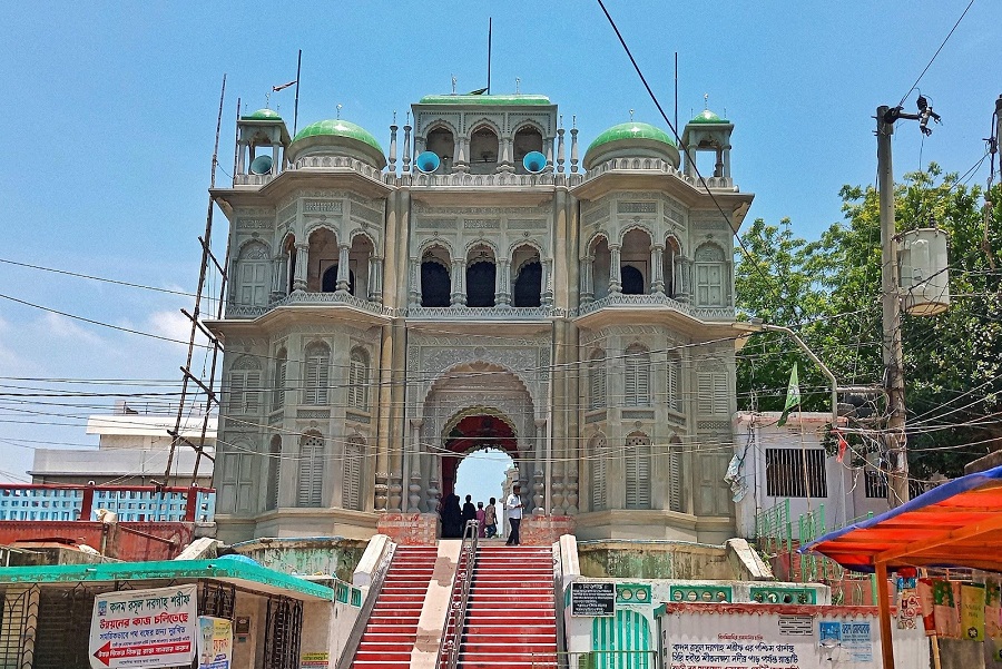 Dosti uchun kvartirani ijaraga olgan ayol haqida lesbiyan porno filmi.