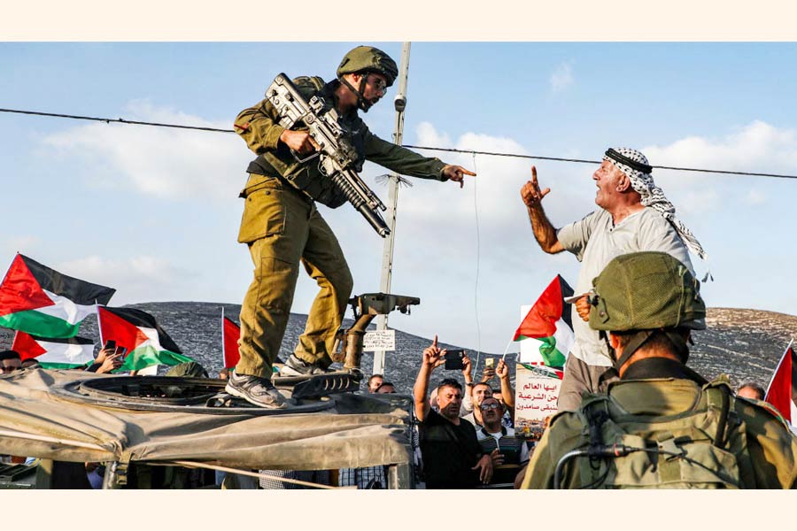 A Palestinian man (r) arguing with an Israeli soldier which is a common scene in the occupied West Bank —Agency Photo