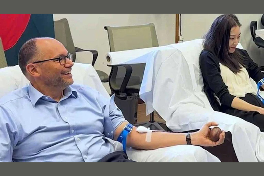 ঢাকার একটি হাসপাতালে গত রোববার রক্ত দেন বাংলাদেশে যুক্তরাষ্ট্রের রাষ্ট্রদূত পিটার ডি হাস।