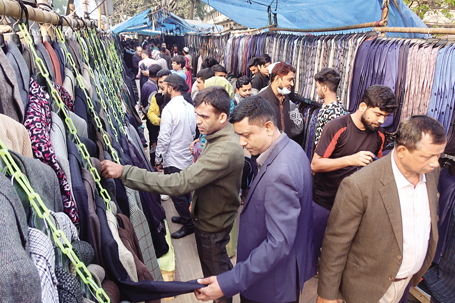 As temperatures dip, fashion-conscious shoppers hit the crowded footpaths of Bangabandhu Avenue, seeking stylish and affordable blazers. — FE Photo