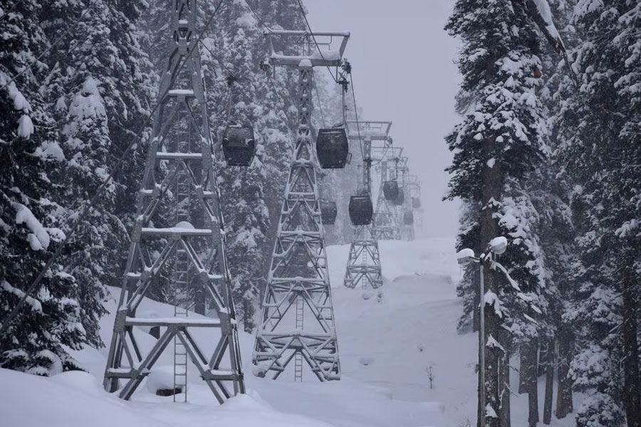 Cable car cabins are pictured in Gulmarg, a ski resort and one of the main tourist attractions in the Kashmir region, January 22, 2022. REUTERS/Sanna Irshad Mattoo/File Photo Acquire Licensing Rights