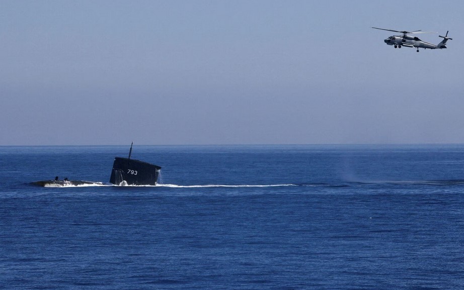 A S70C helicopter can be seen flying around SS793 submarine as part of Taiwan's main annual "Han Kuang" exercises, as 20 naval vessels including frigates and destroyers fired shells to simulate intercepting and attacking an invading force, off Taiwan's northeastern coast, in Yilan, Taiwan, July 26, 2022. REUTERS/Ann Wang/File Photo