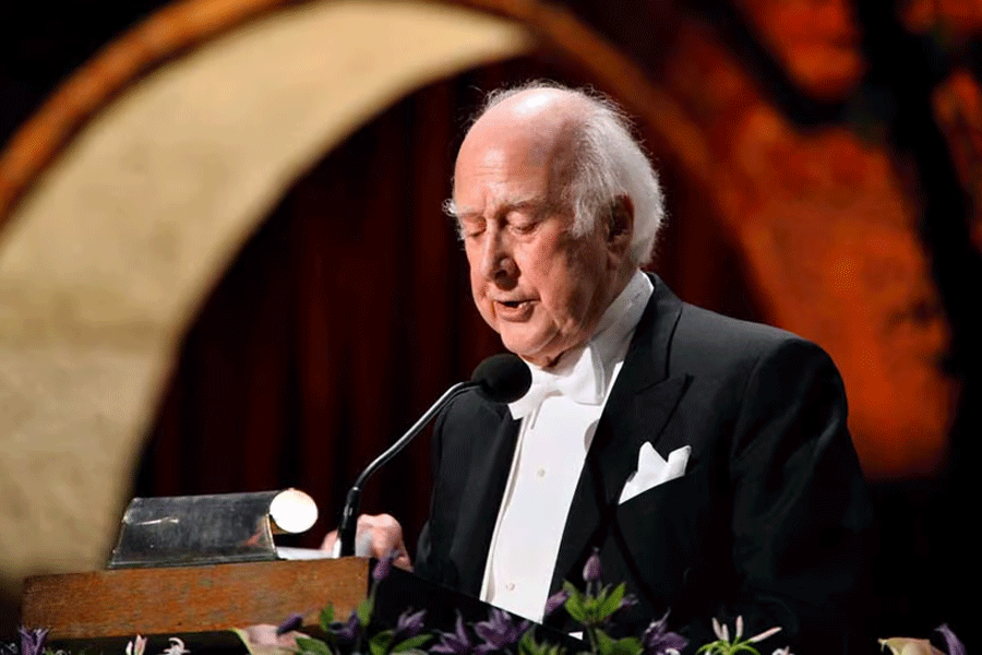 Nobel physics laureate Peter Higgs addresses the traditional Nobel gala banquet at the Stockholm City Hall, Dec 10, 2013.