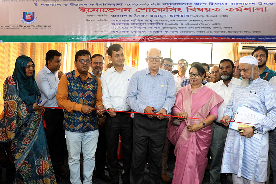 বাংলাদেশ উন্মুক্ত বিশ্ববিদ্যালয়ে ইনোভেশন শোকেসিং উদ্বোধন করছেন মাননীয় উপাচার্য অধ্যাপক ড. সৈয়দ হুমায়ুন আখতার