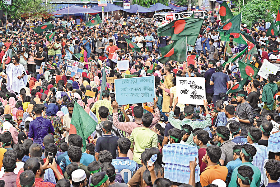 University students and job seekers block Shahbagh intersection in Dhaka on Saturday, protesting the reinstatement of the quota system in public recruitment. The demonstration caused traffic disruption in the area. The protesters later dispersed in the afternoon, announcing a larger demonstration in front of city educational institutions on Sunday.— FE Photo