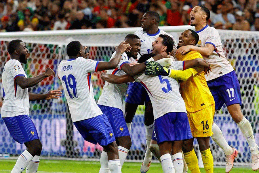 Euro 2024 - Quarter Final - Portugal v France - Hamburg Volksparkstadion, Hamburg, Germany - July 5, 2024 France's Mike Maignan celebrates with teammates after winning the penalty shootout REUTERS